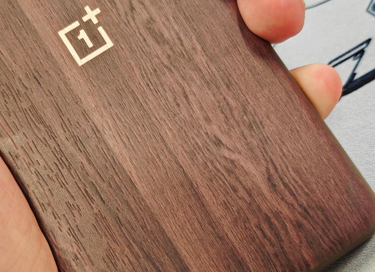 OnePlus 12 با بافت چوبی