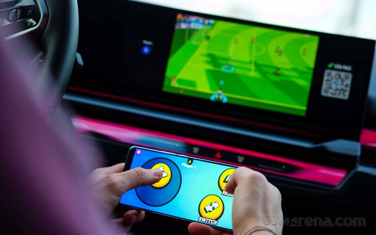 We played games on the BMW i5 and used the iQOO 12 as a controller