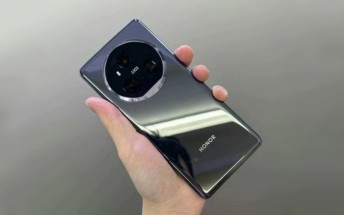 Honor Magic6 Pro appears in a live photo