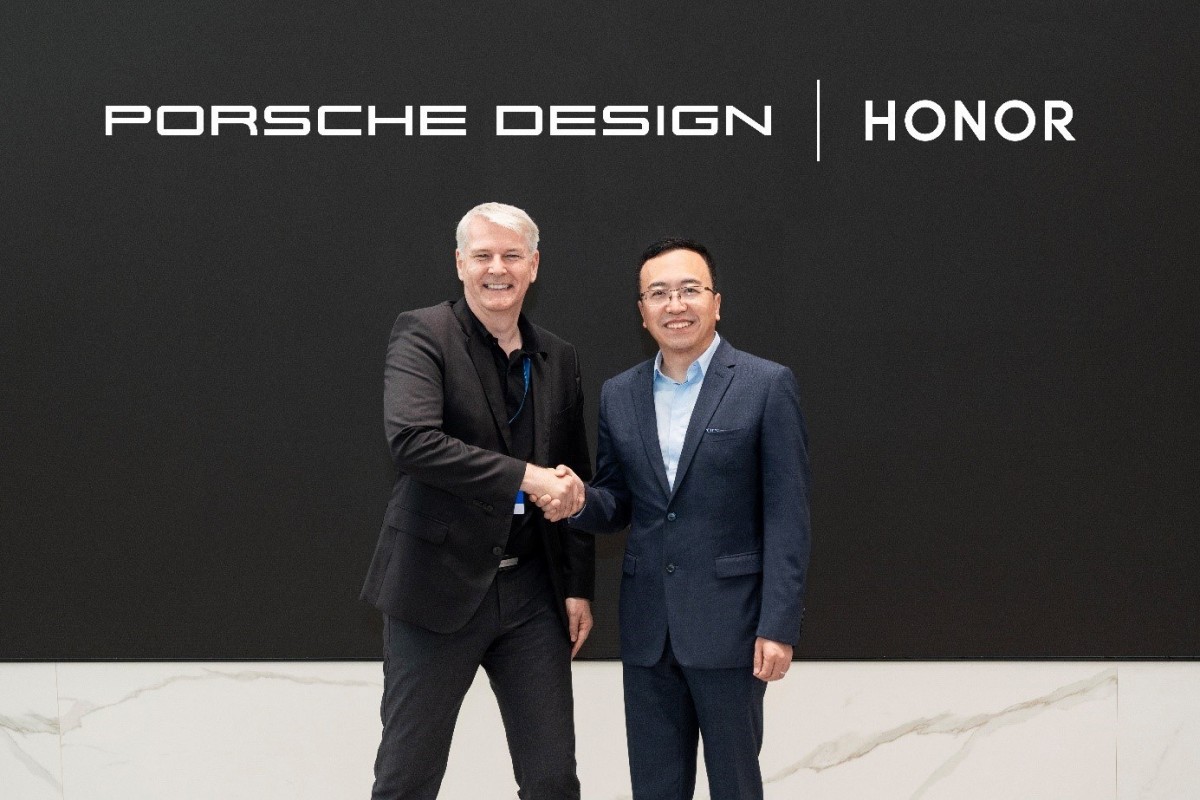 Stefan Buescher, Chairman of the Executive Board of Porsche Lifestyle Group and George Zhao, CEO at Honor