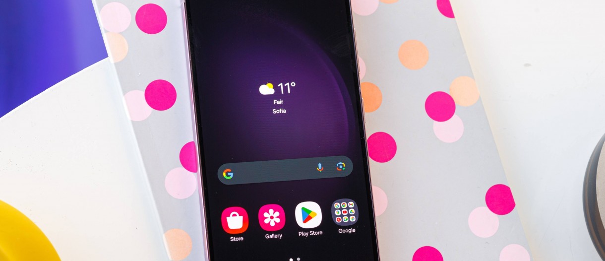 Samsung przyznaje, że w One UI 6.1 występuje problem z ekranem dotykowym Galaxy S23 i twierdzi, że to wina Google