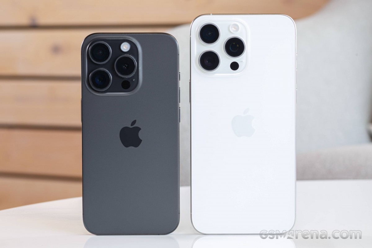 Apple iPhone 15 Pro (left) with iPhone 15 Pro Max (right)
