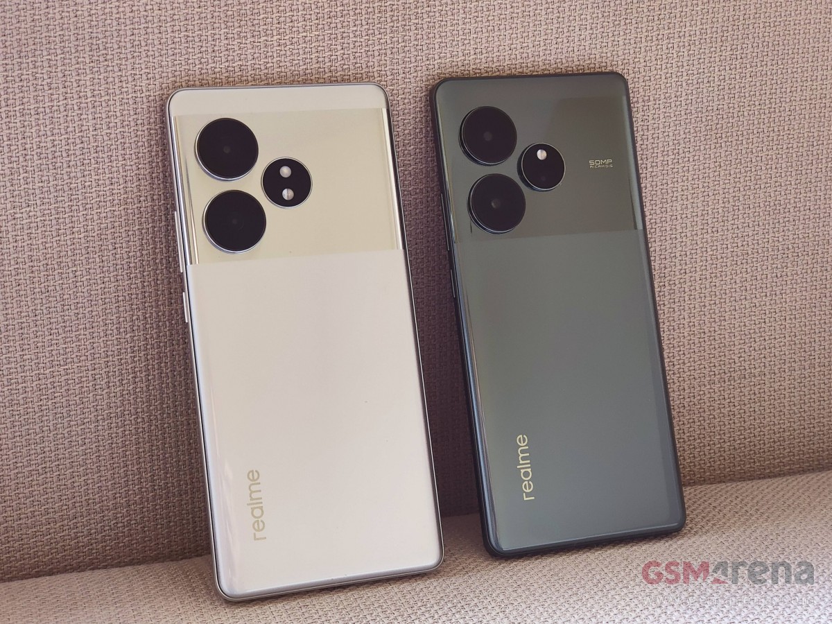 Realme GT 6T (left) with Realme GT 6 (right)