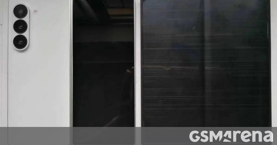 Samsung Galaxy Z Fold6 and Galaxy Z Flip6 dummy units pose for a photoshoot