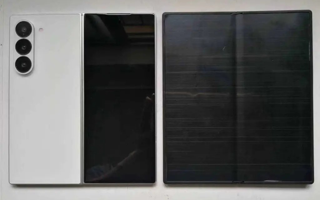 Samsung Galaxy Z Fold6 and Galaxy Z Flip6 dummy units pose for a photoshoot