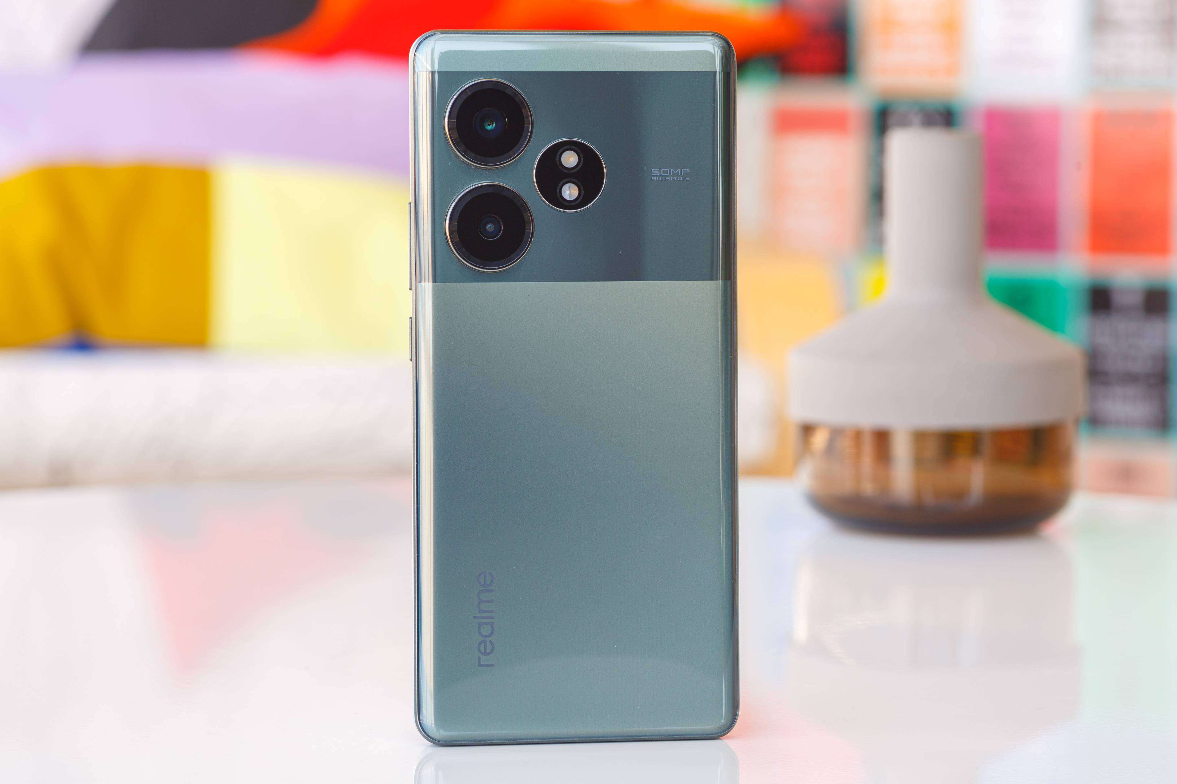 Realme GT 6T выставлен на обзор