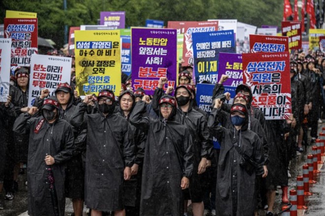 National Samsung Electronics Union members march at Hwaseong Campus (Korea Times photo by Shim Hyun-chul)