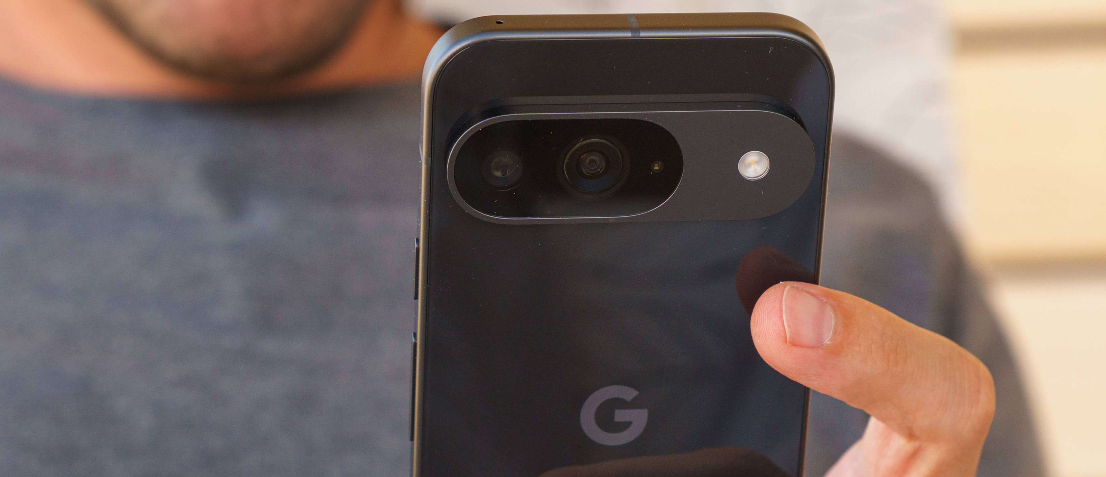 Google Pixel 9 в разобранном виде на видео