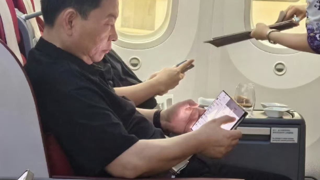 Huawei Chairman Richard Yu spotted using a tri-folding device