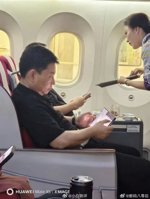 Huawei Chairman Richard Yu spotted using a tri-folding device