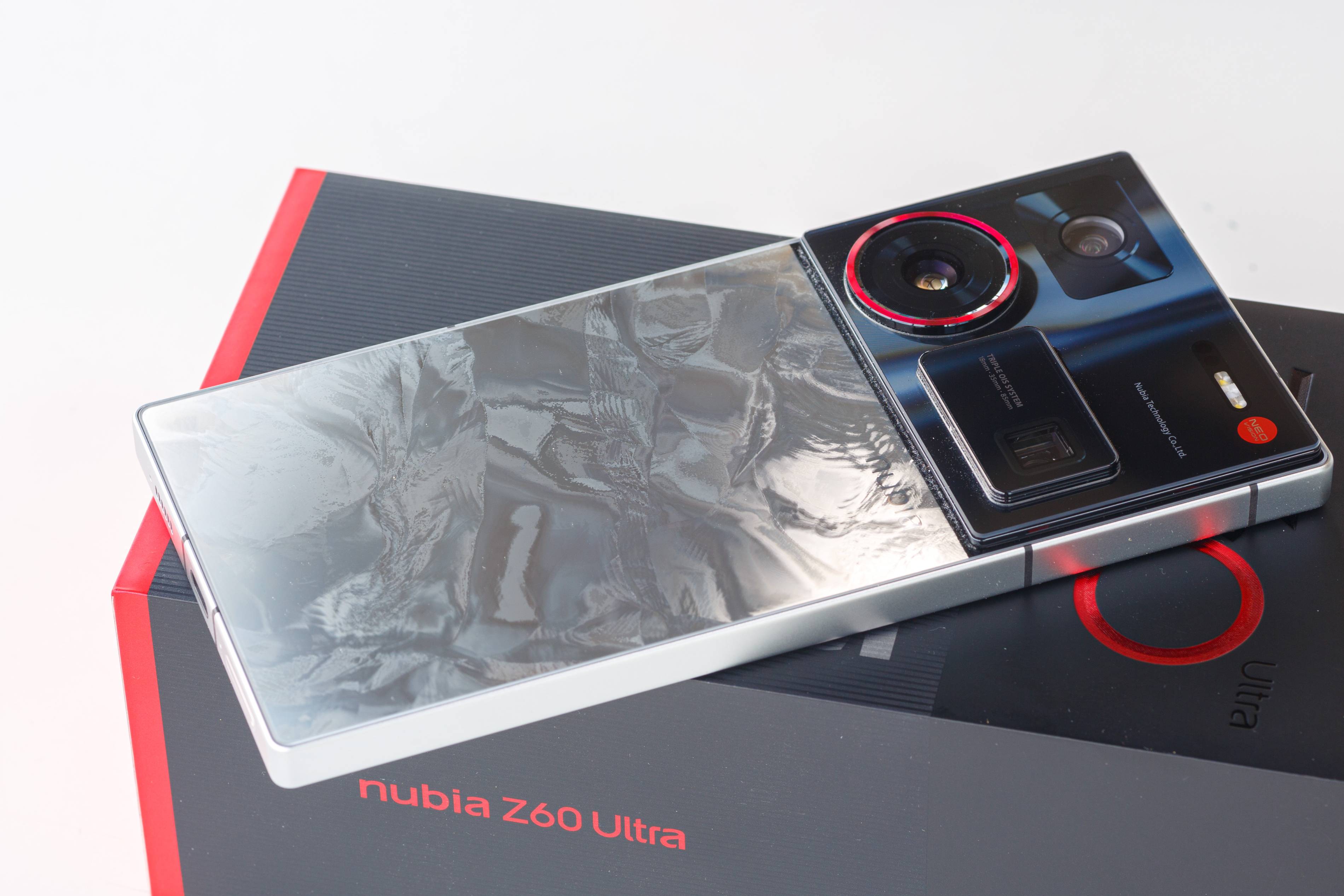 nubia Z60 Ultra Ведущая версия по сравнению с nubia Z60 Ultra