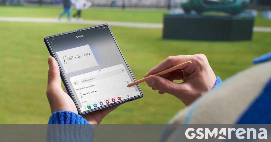 Samsung shows off the AI-powered note-taking and translation features of Galaxy phones