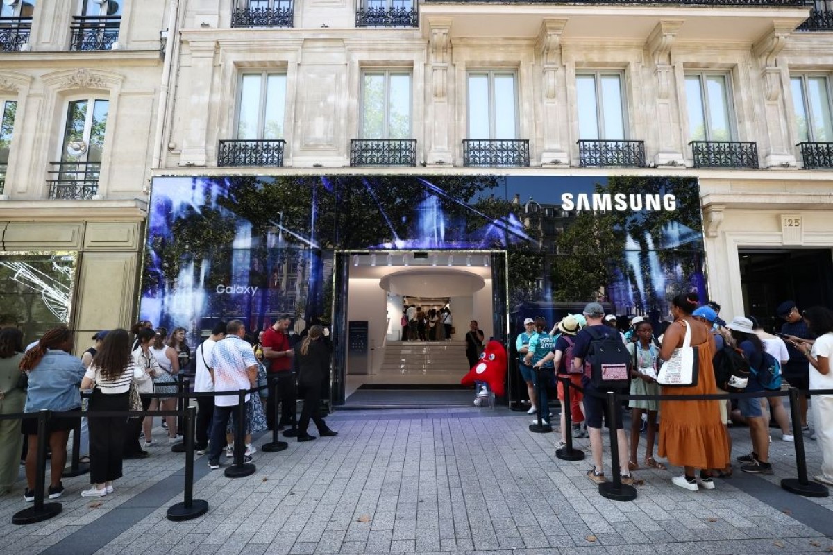 Samsung pop-up store at Champs-Elysees