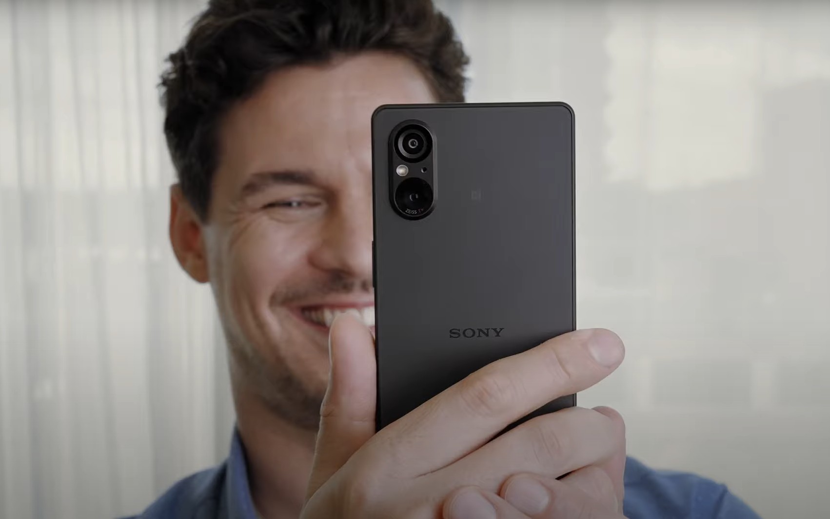 По данным японских СМИ, Sony, возможно, не выпустит новую модель Xperia 5 в этом году.