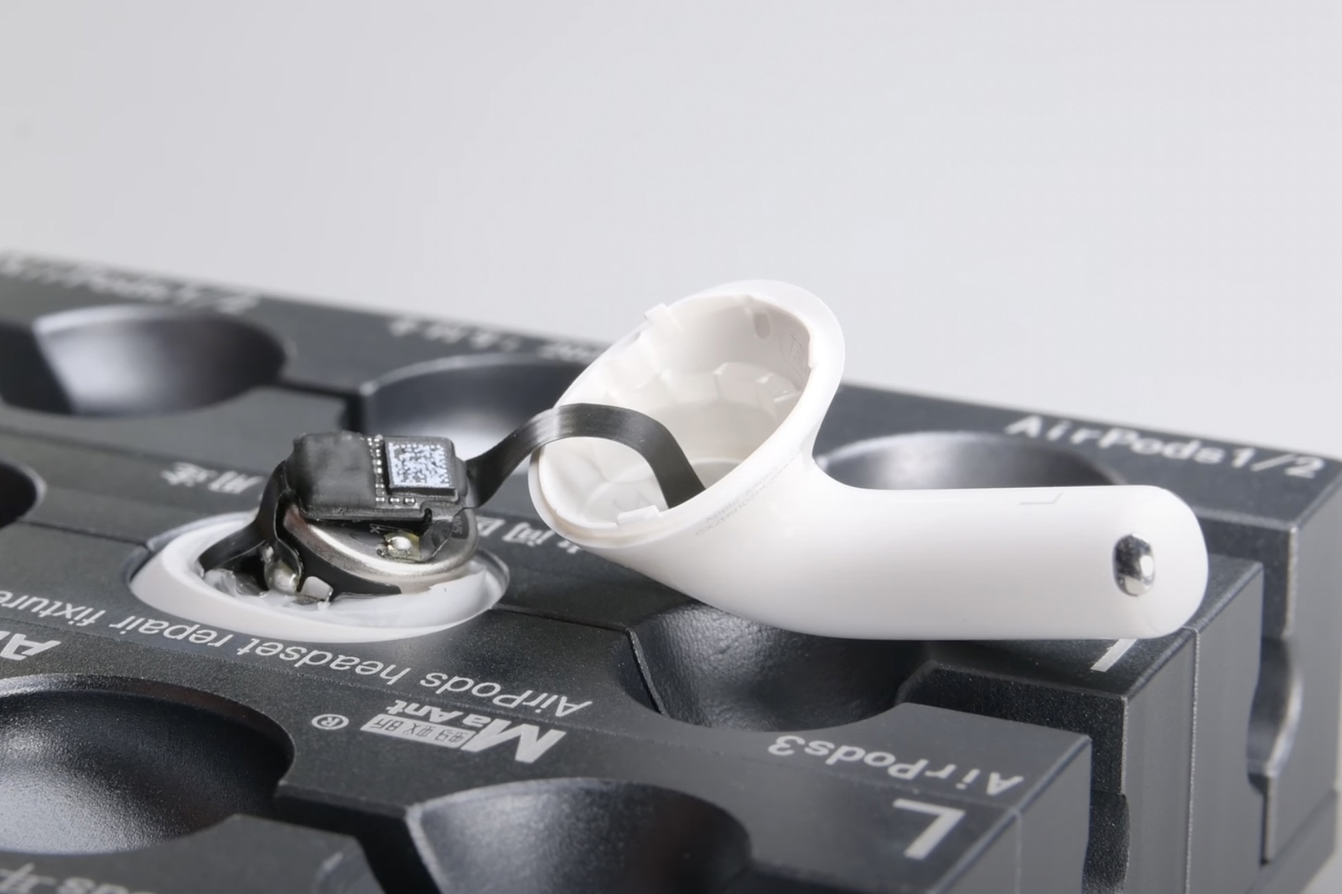 Teardowns of new AirPods show no major repairability gains