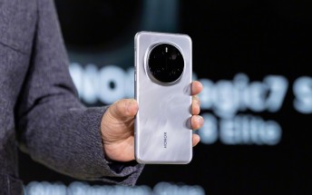 Honor Magic7 Pro showed off at the Snapdragon Summit stage