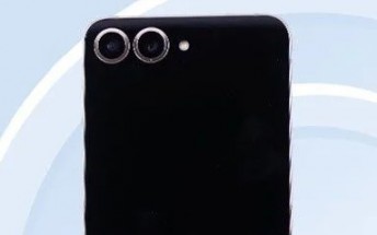 Samsung W25 Flip smiles for the blurry camera in new certification pictures