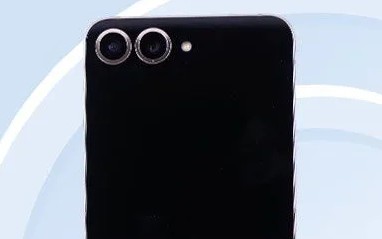 Samsung W25 Flip smiles for the blurry camera in new certification pictures