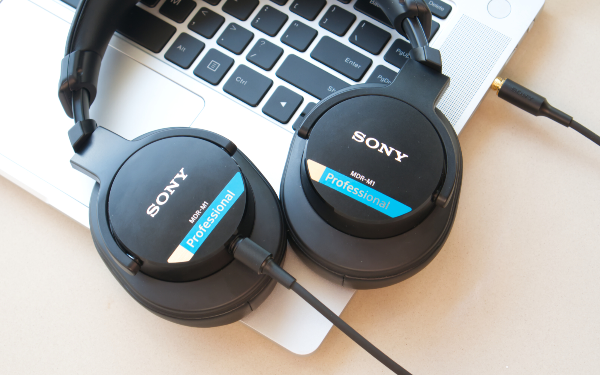 Обзор студийных наушников Sony MDR-M1