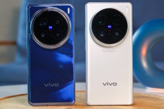 The vivo X200 Pro (left) and the X100 Ultra