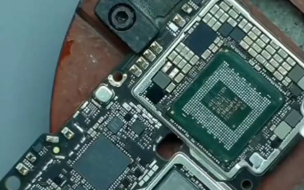 A Huawei Mate 70 RS Ultimate was disassembled to extract the Kirin 9020