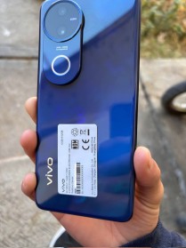 Vivo V50 leaking hands