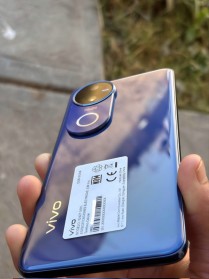 Vivo V50 leaking hands