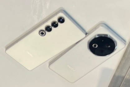 Meizu 21 Pro (left) next to Meizu 22 (right)