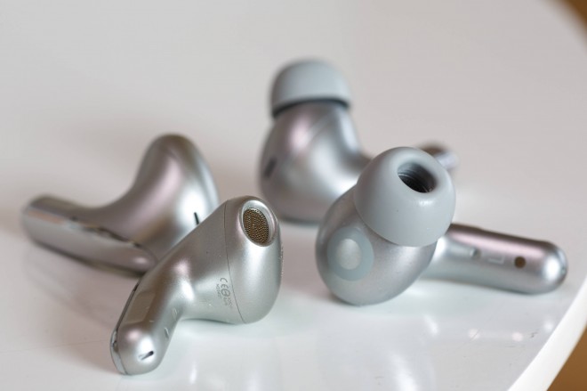 Xiaomi Buds 5 (left) vs. Buds 5 Pro (right)