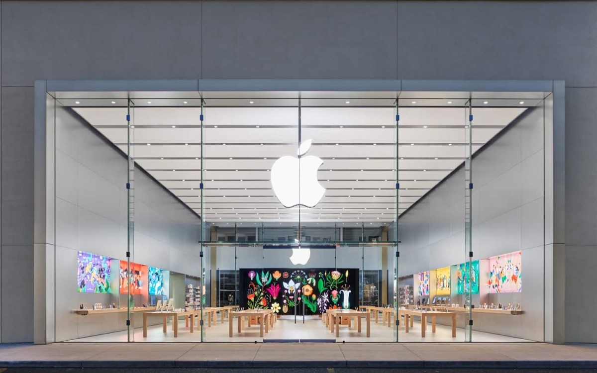 Apple’s 2027 device lineup includes foldable iPhone and smart glasses 