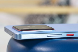 El Realme GT7 tiene un botón de encendido con acento rojo