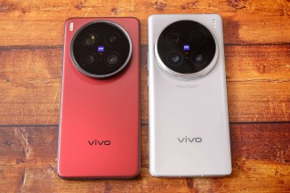 The vivo X200 Ultra next to its predecessor