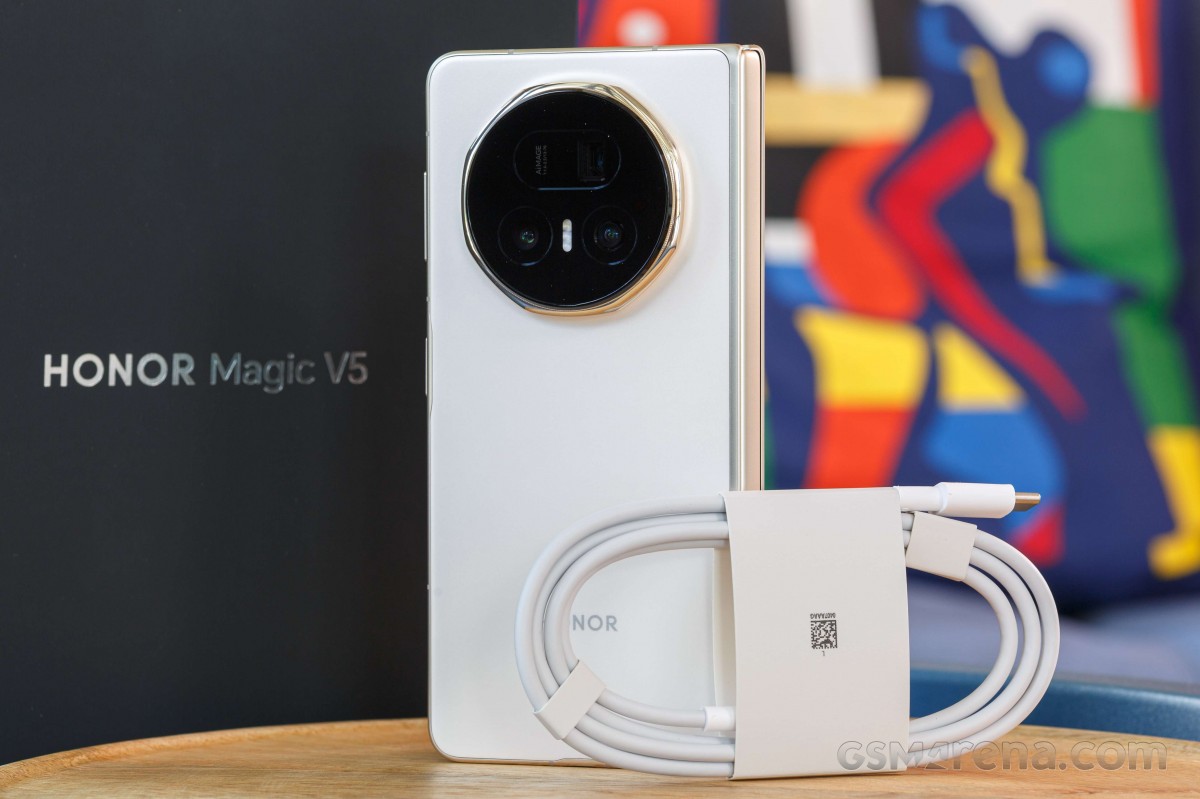 Honor Magic V5 unboxing and hands-on