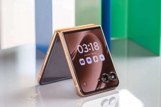 Motorola Razr+ 2025 in Mocha Mousse