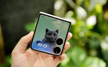 First hands-on photos of the Xiaomi Mix Flip 2 shared by DCS