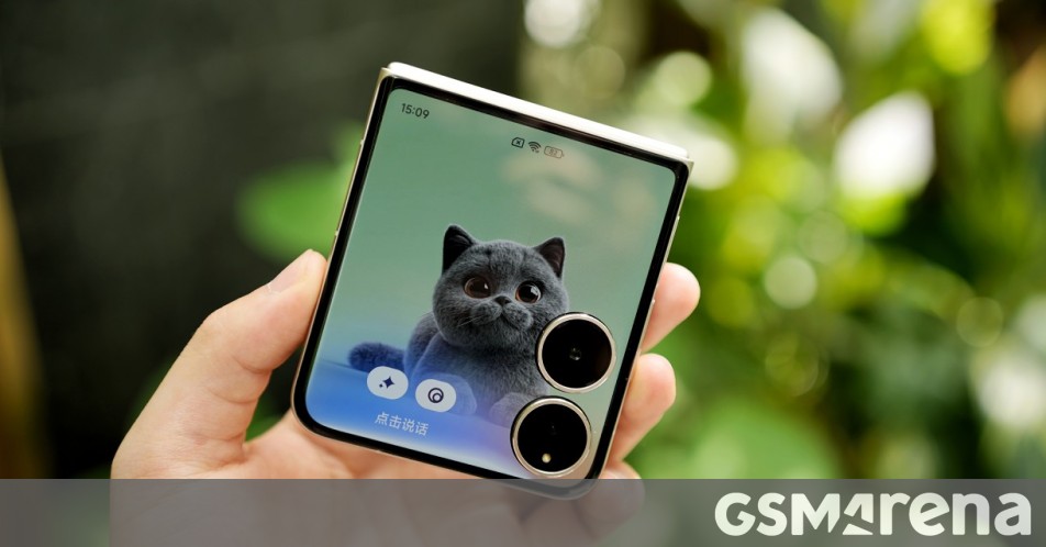First hands-on photos of the Xiaomi Mix Flip 2 shared by DCS