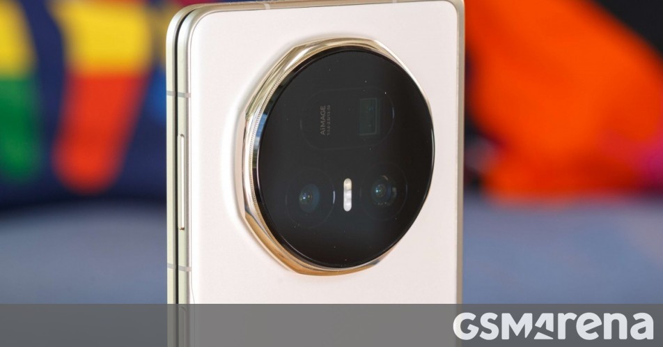 Honor freezes, bakes, and shoots the Magic V5 to prove how durable it is