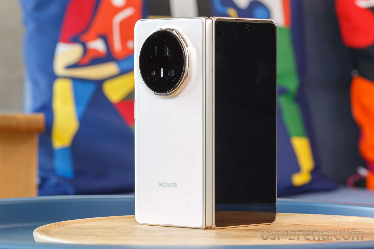 Honor Magic V5 is official - bigger battery, nicer telephoto, thinner body