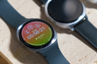 Watch8 (left) and Watch8 Classic (right)