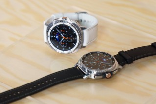 Watch8 (left) and Watch8 Classic (right)