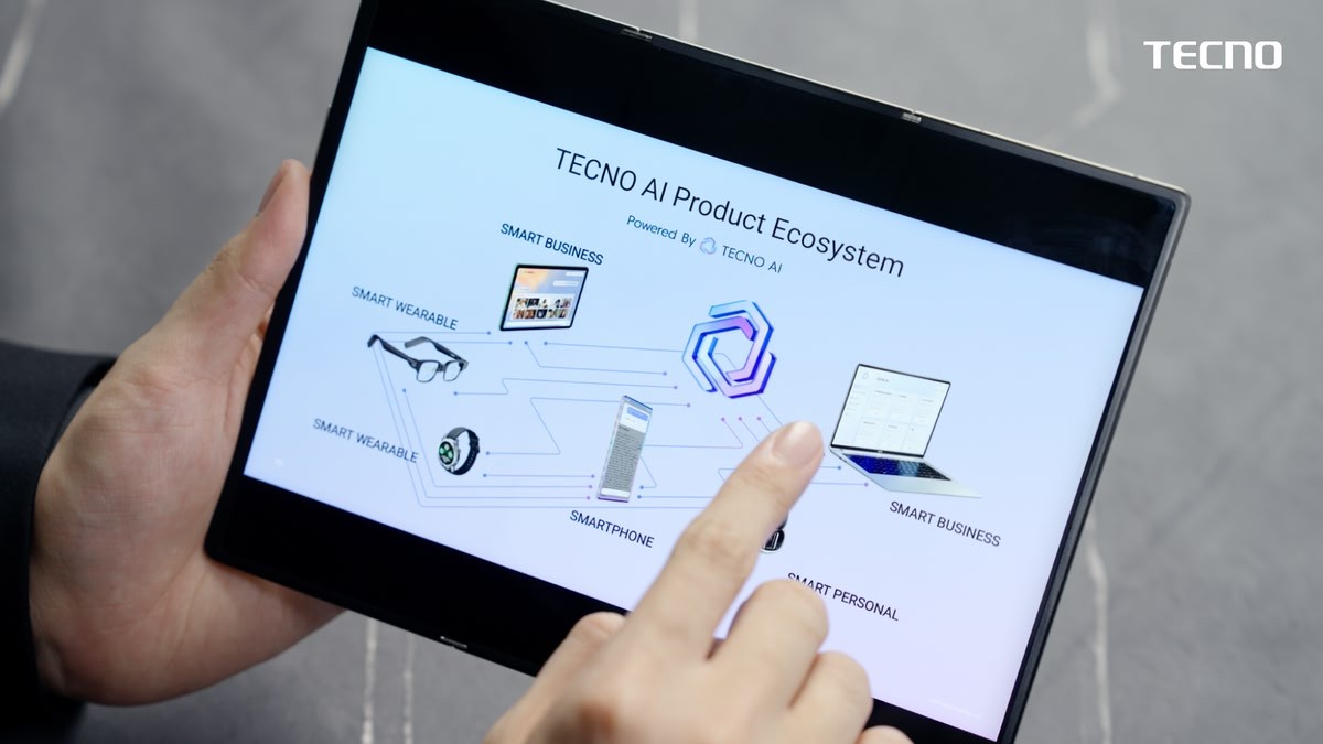 The Phantom Ultimate G Fold tri-fold concept has a huge 9.94” display inside