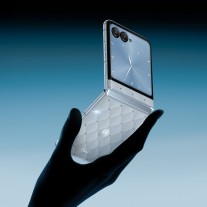 Motorola Razr 2025 in Pantone Ice Melt