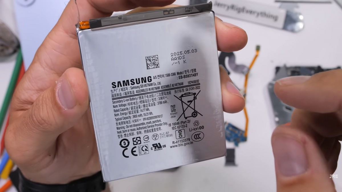 Galaxy S25 Edge’s battery from JerryRigEverything’s teardown video