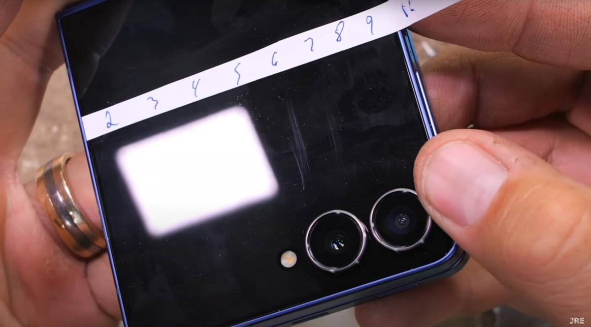 機身掰不斷、沙塵無損鉸鏈：Samsung Galaxy Z Flip7 通過 JerryRigEverything 殘酷測試！ 1