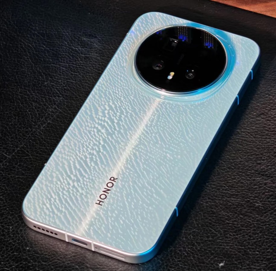 Live images of Honor Magic8 in Sky Blue Glaze edition emerge