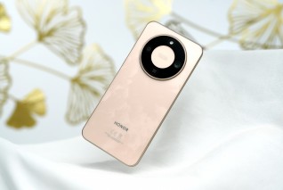 Honor X9d in Reddish Brown and Sunlight Gold