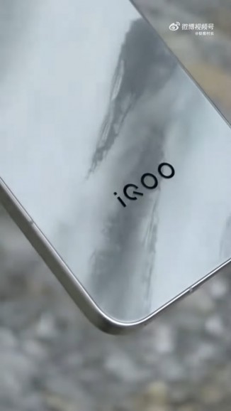 iQOO 15’s color-changing back