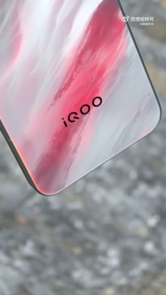 iQOO 15’s color-changing back