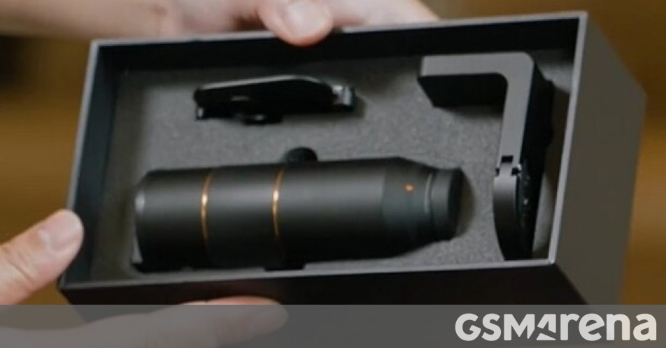 This is the Oppo Hasselblad Professional Teleconverter Kit for the Find X9 Pro