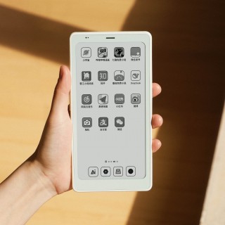 Boox P6 Pro monochrome (يسار) مقابل إصدار Color E Ink (يمين)